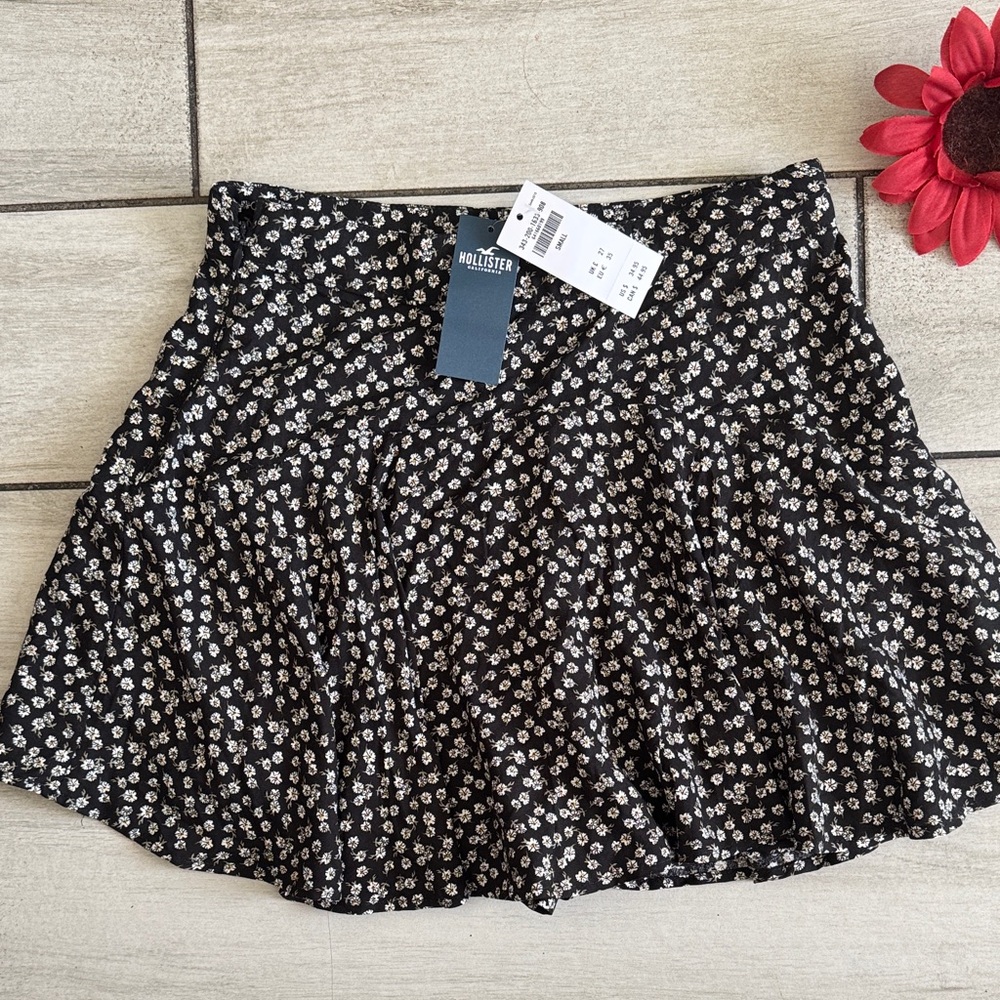 Hollister Black and White Floral Mini Skirt - Picture 3 of 4